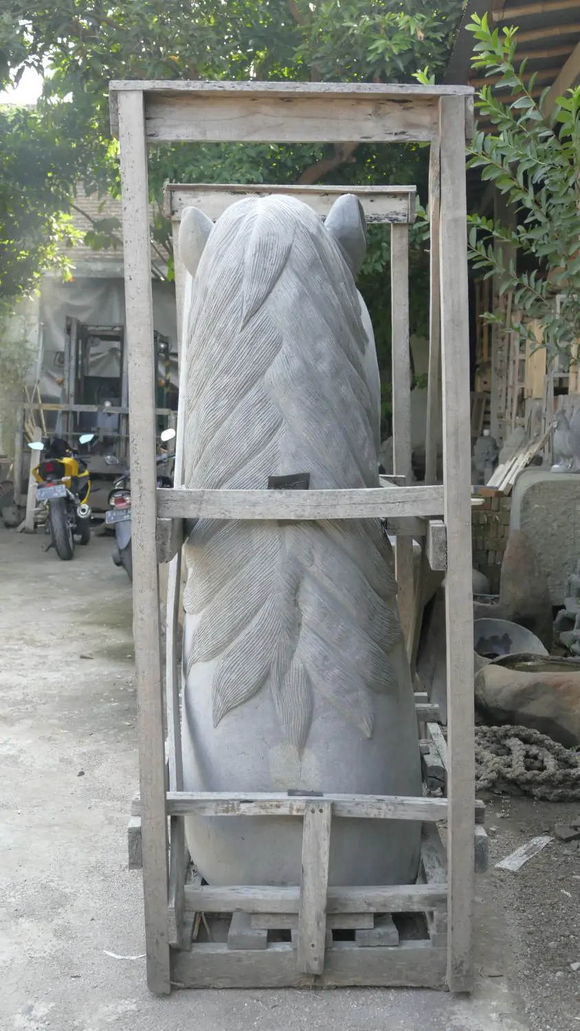  Product image 4 of the product “Head of a Horse made from Riverstone, looking down. 195cm Height. ”